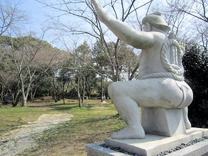 相撲神社力士像と土俵