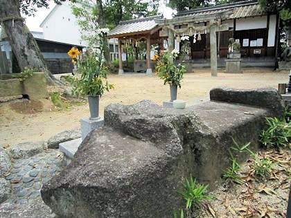 角刺神社の分水石