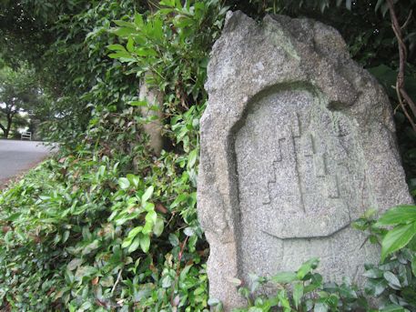村屋神社二の鳥居脇の石碑