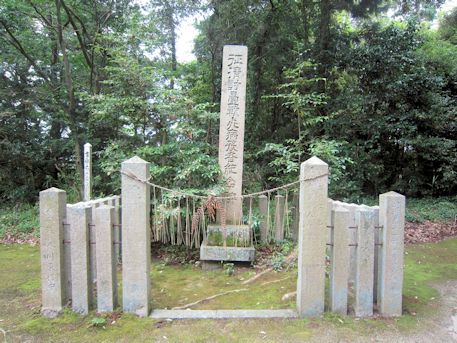 村屋神社境内の石碑