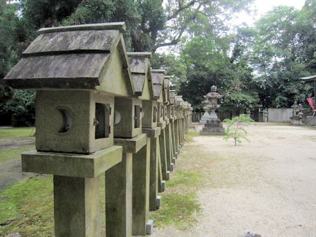 村屋神社の石灯籠