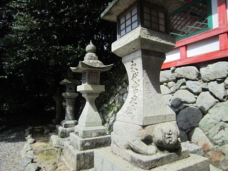高鴨神社石灯籠