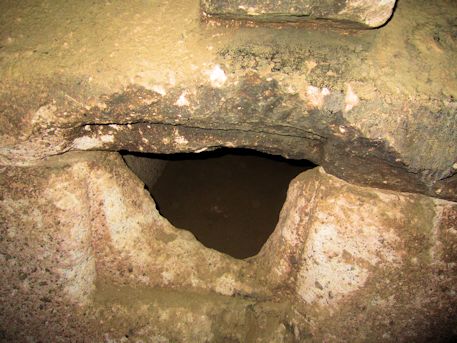 家形石棺の盗掘孔