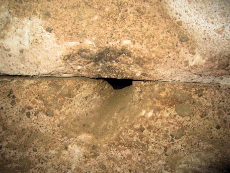 家形石棺の穴