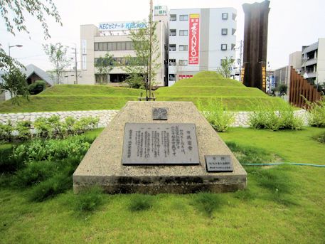 近鉄桜井駅前の古墳モニュメント