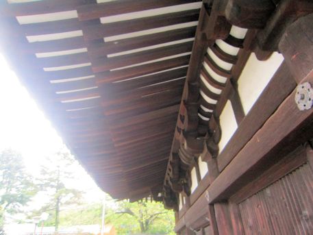 興福寺三重塔の軒下