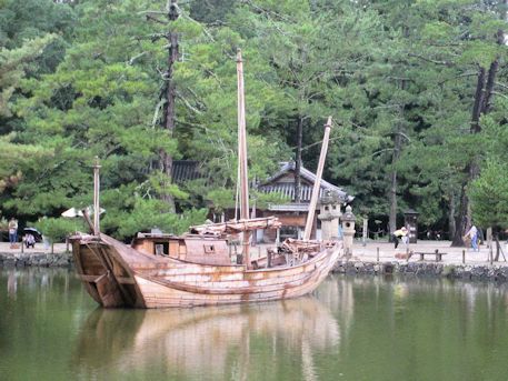 東大寺鏡池に浮かぶ船