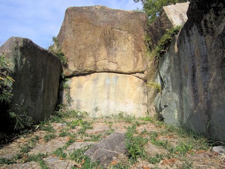 塚穴山古墳の石室奥壁