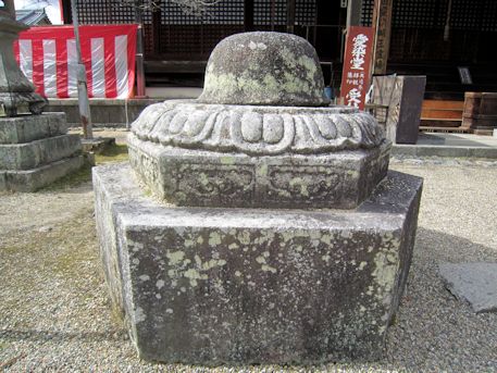 西大寺愛染堂前の石