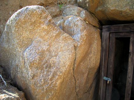横口式石槨入口の巨石