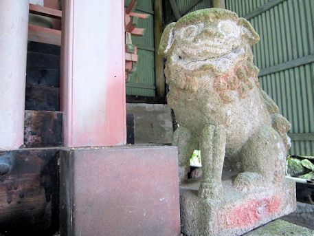 秉田神社本殿の狛犬