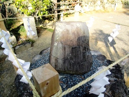 玉列神社の誕生石