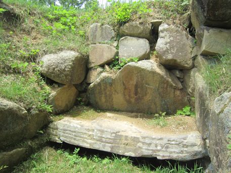 三里古墳の石棚