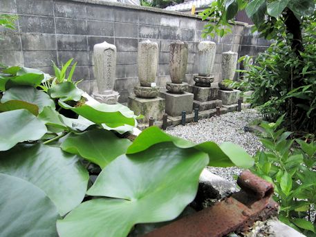 興願寺の墓石