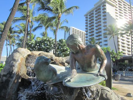 ハワイアンモンクシールと波に乗る少年の像