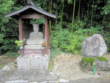 浄願寺山門近くの石像